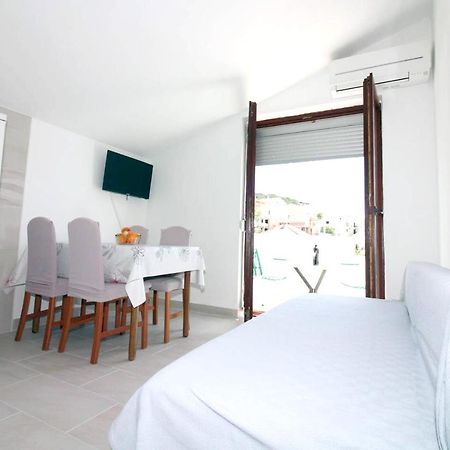 Charming Apartment In Tisno With 2 Bedrooms And Air Conditioning ภายนอก รูปภาพ