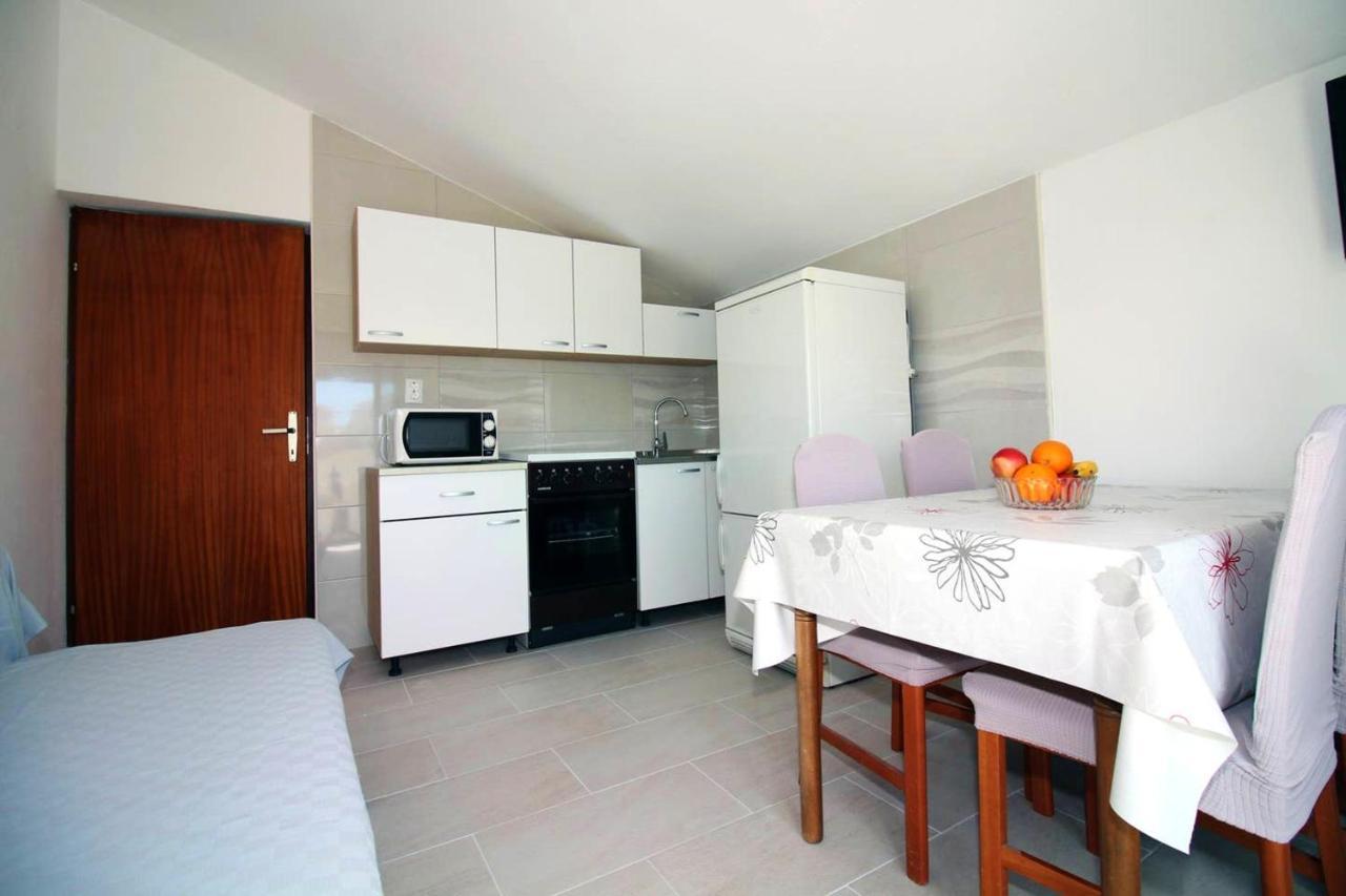 Charming Apartment In Tisno With 2 Bedrooms And Air Conditioning ภายนอก รูปภาพ
