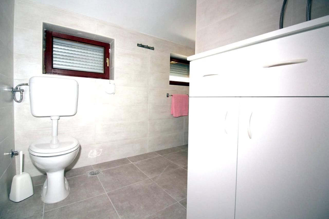 Charming Apartment In Tisno With 2 Bedrooms And Air Conditioning ภายนอก รูปภาพ